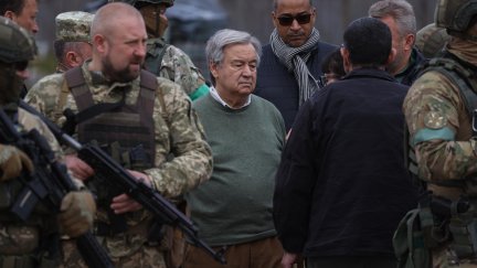 António Guterres (c) ha visitado la ciudad de Borodianka antes de viajar a Kiev. (EFE/Miguel Gutiérrez)