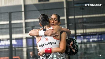 Mapi y Majo Sánchez Alayeto celebran su victoria en el duelo de este viernes.
