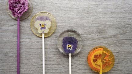 Piruletas con flores comestibles y cítricos. (Foto: @innoflower).