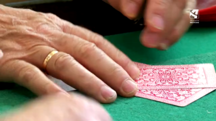 Imagen de la mano de un hombre junto a unas cartas. / CARTV