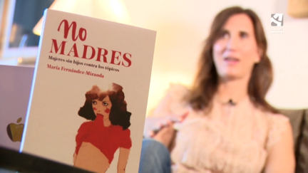 Portada del libro "No madres" y su autora, María Fernández-Miranda.
