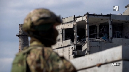 Un soldado junto a una ruinas en Mariúpol.