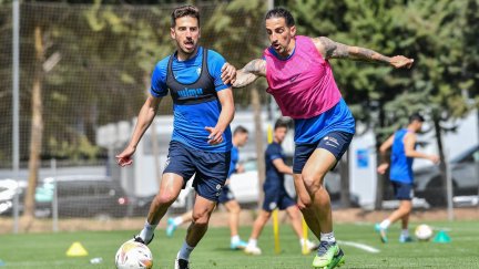 Juan Carlos Real y Marc Mateu pugnan por un balón en una sesión de entrenamiento.