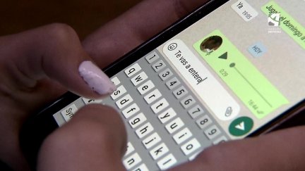 Una chica escribe un mensaje en su móvil.