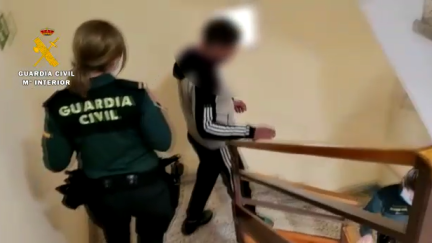 El detenido junto a un agente de la Guardia Civil.