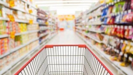 Un carro de la compra en un pasillo de supermercado. / EFE