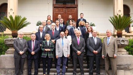 El presidente de Aragón, Javier Lambán, junto al Consejo Empresarial de CEOE Aragón./ Twitter Javier Lambán.