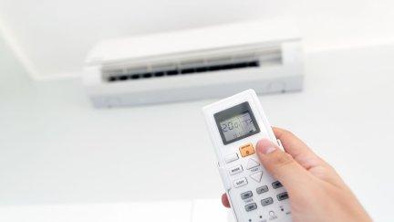 Los expertos indican que por cada grado de temperatura que se suba el termostato del aire acondicionado se ahorra un 10%.
