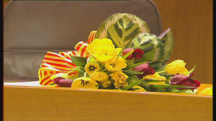 Flores en el escaño que ocupó Manuel Giménez Abad.