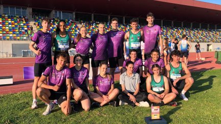 El Playas de Castellón, con Salma Paralluelo, posa con el trofeo de campeones de España. Foto: Playas de Castellón