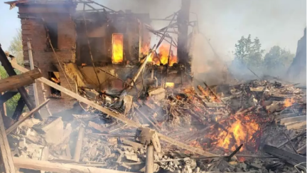 Imágenes del incendio provocado por el bombardeo ruso en el colegio./SERHIY HAIDAI