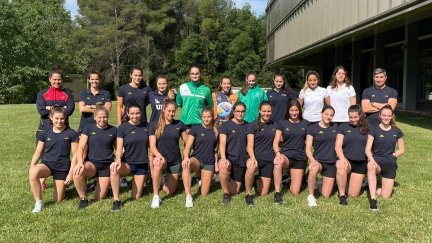 Las tres jugadores aragonesas, en medio de la fila superior, junto a sus compañeras de selección.