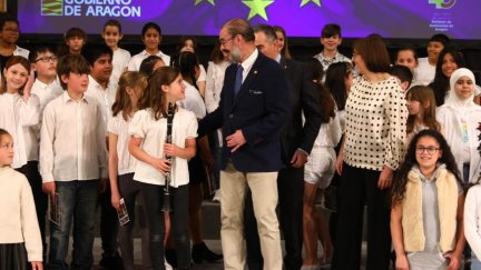 Javier Lambán, este lunes, junto a escolares en el acto por el Día de Europa. Fuente: Gobierno de Aragón.
