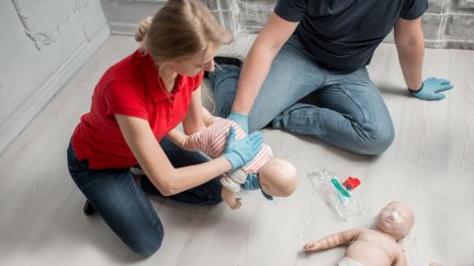 Curso para aprender a realizar la maniobra de Heimlich en bebés.