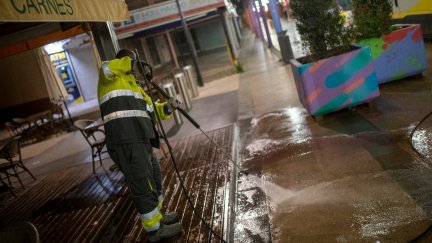 El servicio de limpieza, anoche, en la calle donde se produjo el tiroteo. / Europa Press