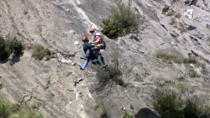 Una persona es rescatada por un agente de la Guardia Civil en la montaña.