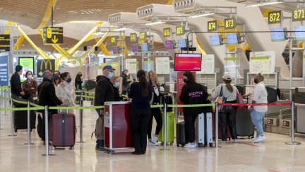 Viajeros con maletas en la terminal T-4 del Aeropuerto Adolfo Suárez Madrid-Barajas. / Foto: Europa Press