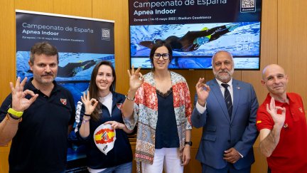Integrantes del campeonato posan junto a la Concejala de Deportes Cristina García.