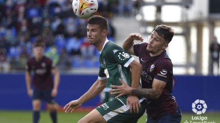 Ratiu durante el encuentro de ida ante el Amorebieta.