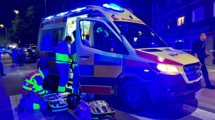 Unos sanitarios en el lugar del suceso. / Emergencias Madrid