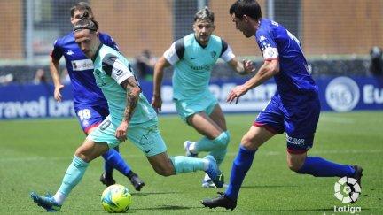 Seoane disputa un balón durante el partido. Foto: LaLiga