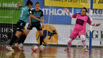 Vero defiende la portería ante Becha. Foto: Sala Zaragoza