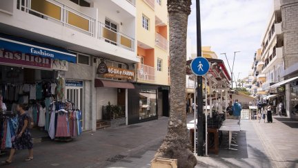 Vivienda de Los Cristianos, en Tenerife, en la que apareció el cadáver de la mujer./EFE