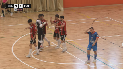 Los jugadores del Fútbol Emotion Zaragoza celebran el gol de Óscar Villanueva en el partido.