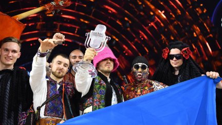 Los representantes de Ucrania celebraban la victoria en el escenario del festival. (EFE/ALESSANDRO DI MARCO)