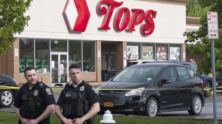 Imagen de la entrada del supermercado 'Tops', lugar donde se ha producido el tiroteo. / Fofo: EFE