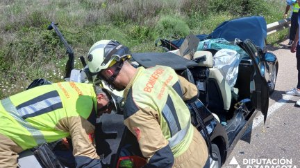 Los bomberos han tenido que rescatar a uno de los conductores, que ha quedado atrapado en su vehículo. / Foto: Diputación de Zaragoza