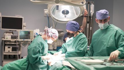 Entre las medidas se incluye sumar todo el suelo quirúrgico disponible en la Comunidad, incluido el privado -en la imagen, una operación en Quirónsalud-. / Europa Press