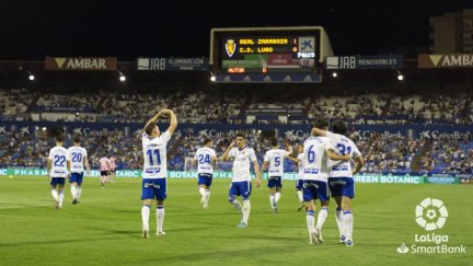 Valentín Vada celebra el gol que cocinó Iván Azón.