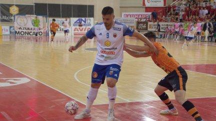 Juanqui controla un balón en un lance del encuentro.