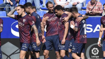 Los jugadores de la SD Huesca celebran un gol en El Alcoraz.