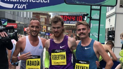 Toni Abadía posa en la meta de Manchester junto a Jake Robertson y Jack Rayner.