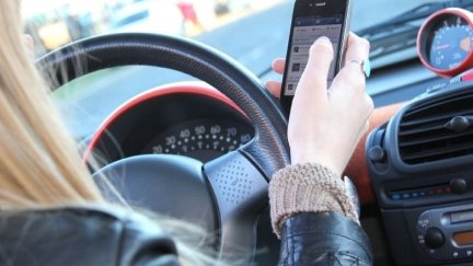 Una mujer utiliza su teléfono móvil mientras conduce. / Foto: EP
