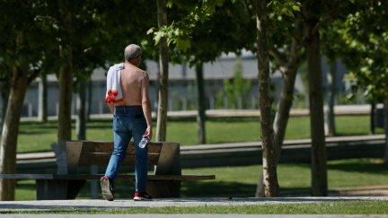 Un hombre pasea sin camiseta por un parque. / Foto: Europa Press