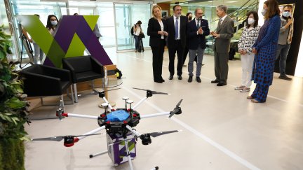 El Presidente de Aragón, Javier Lambán, acompañado por la la consejera de Economía, Marta Gastón, visita la empresa Novaltia. / Foto: Gobierno de Aragón