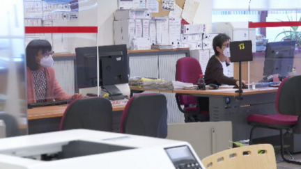 Varias trabajadoras en una oficina.