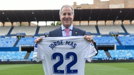 Jorge Mas posa en La Romareda con la camiseta del Real Zaragoza.