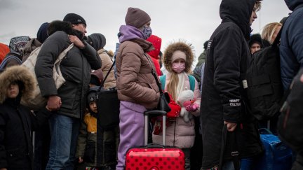 Ucranianos esperando para cruzar a Rumanía, en el paso fronterizo de Porubne, al oeste de Ucrania, el pasado marzo. / Lorena Sopêna / Europa Press