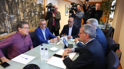 El consejero de Deporte, Felipe Faci, ha presidido esta mañana la reunión con alcaldes y representantes turísticos del Pirineo. / Gobierno de Aragón