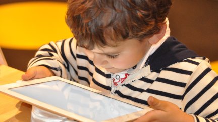 Un niño, jugando con una 'tablet'./PIXABAY