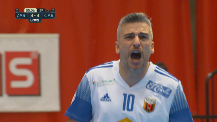 Carlos Retamar celebra con rabia el gol del empate a cuatro.
