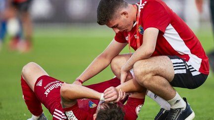 Varios jugadores del Teruel, tras consumarse la eliminación ante el Mérida.