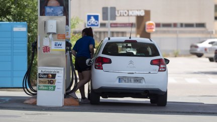 Una mujer reposta en una gasolinera. / Europa Press.