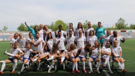La plantilla del Zaragoza CFF se juega esta tarde su continuidad en la categoría del plata del fútbol español.