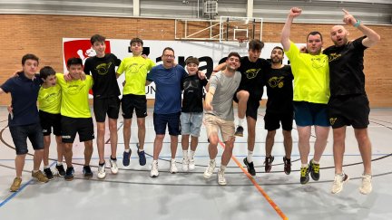 Los jugadores del School Zarogoza celebran sus éxitos del pasado fin de semana.