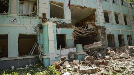 Daños en un colegio después de un bombardeo en el centro de Donetsk, Ucrania, el 30 de mayo de 2022. (EFE).